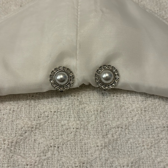 SALE 3 for $15 Sparkly clip on earrings - Picture 2 of 6